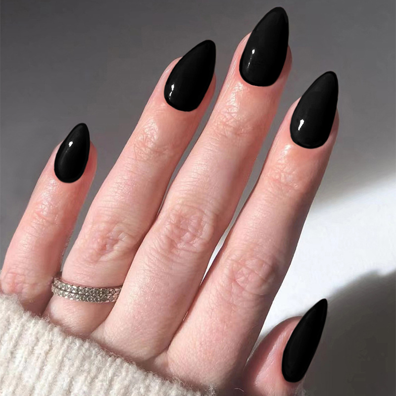 Nail Art Red - 24枚入りソリッドカラーフェイクネイルセット、装着可能な赤いフルカバーネイルチップ、シンプルなショートアーモンド型フェイクネイルアート、女性用プレスオンネイル