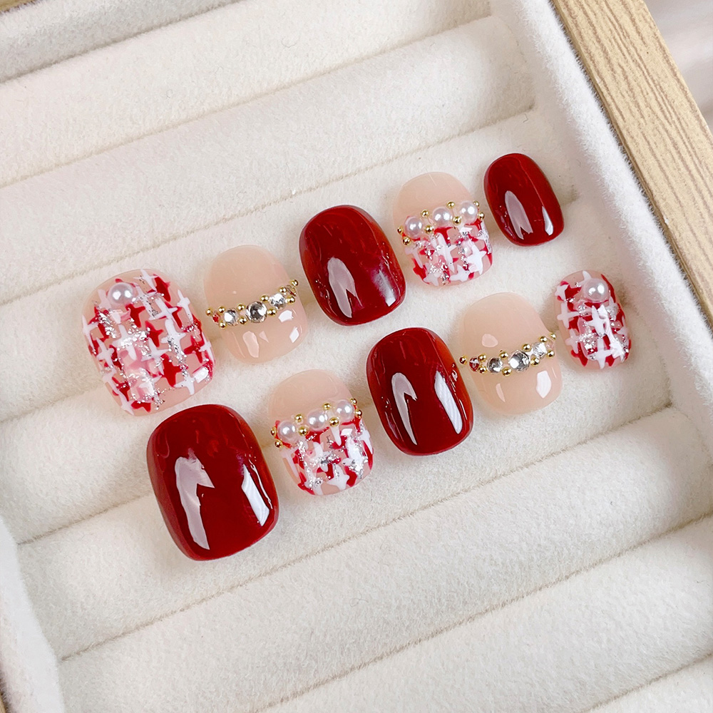 Nail Art Red - 10個入りショートスクエアラウンドハンドメイドプレスオンネイルキット、ワインレッドフェイクネイル、キュートでエレガントな装着可能なネイルアート、キラキラ輝くラインストーン