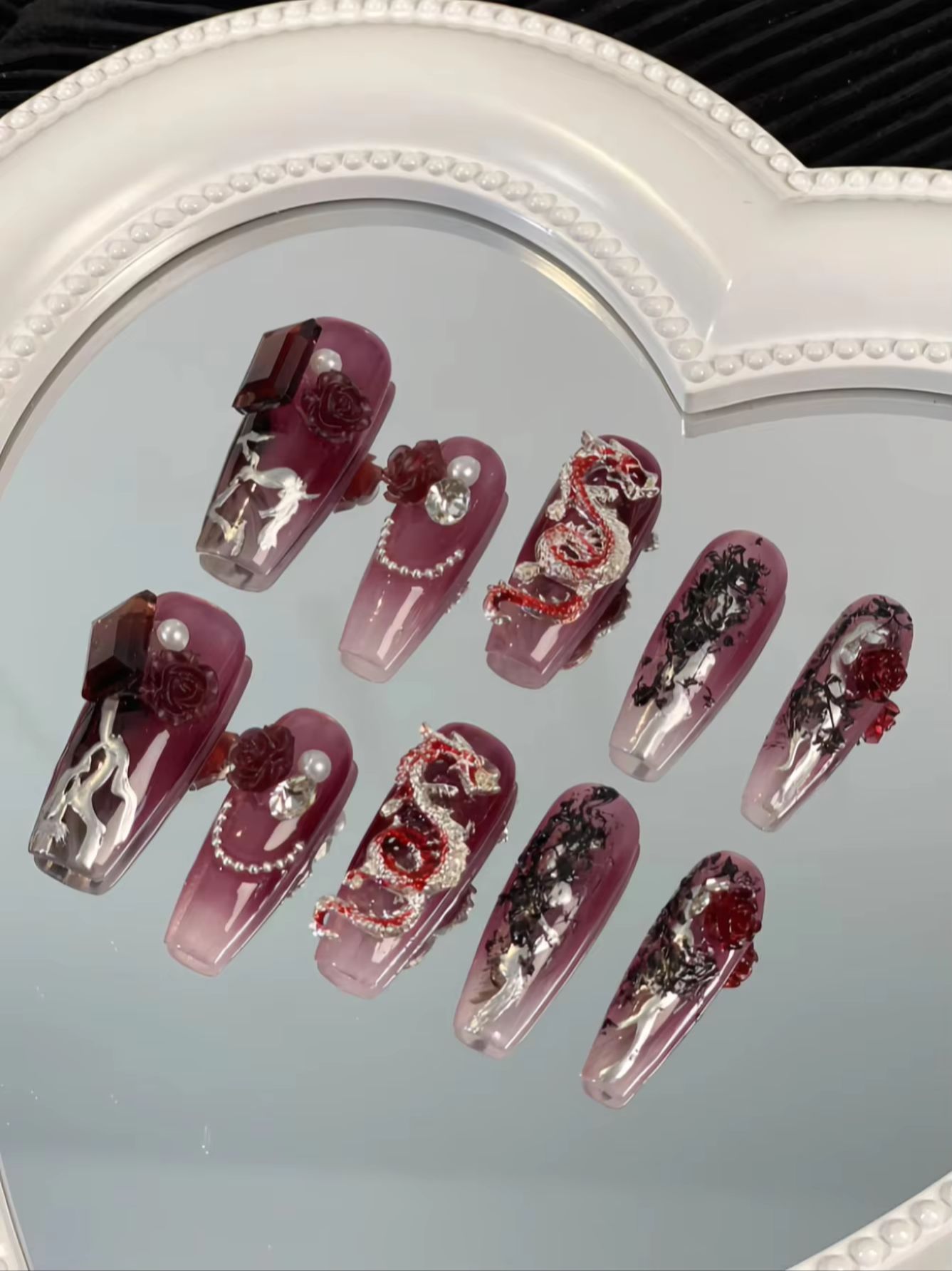 ハロウィーン限定、紫色のバラのグラデーションとドラゴン柄の人 - Nail Art Red のレビューと価格