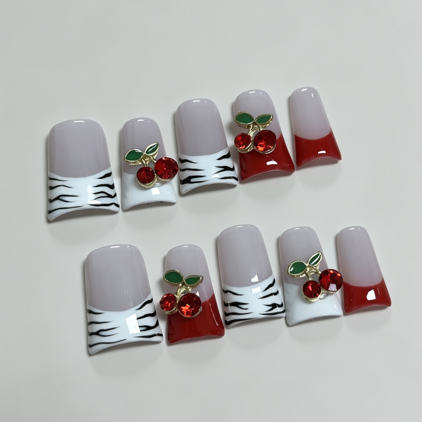 ミディアムスクエア10枚入りフレンチプレスオンネイル、ヌード - Nail Art Red のレビューと価格