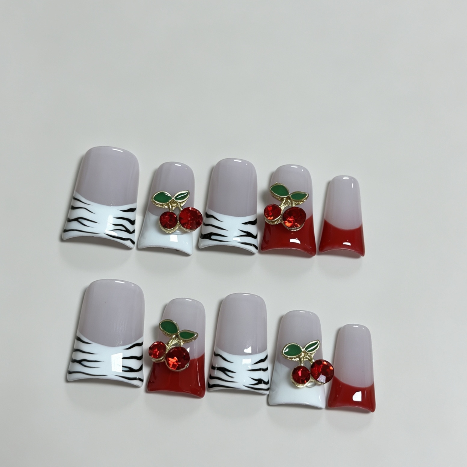 ミディアムスクエア10枚入りフレンチプレスオンネイル、ヌード - Nail Art Red のレビューと価格